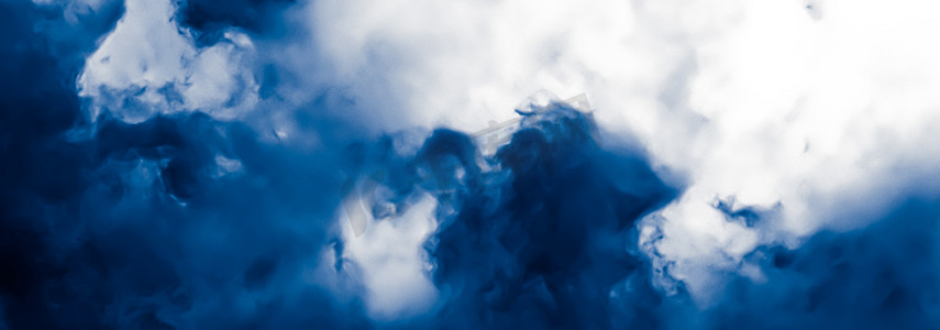 简约蓝色多云背景作为抽象背景，最小值