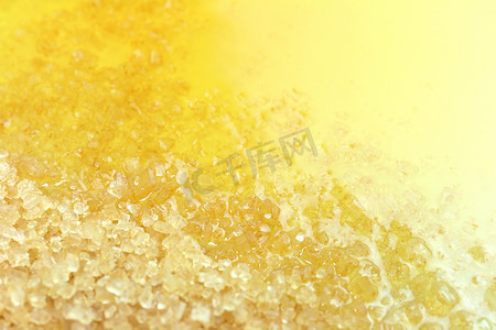 糖、蜜蜂滴水混合砂糖，用于甜食背景、甜蜂蜜和颗粒液体糖浆（选择性焦点）