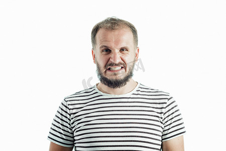 一个穿着条纹 T 恤的咧嘴笑的大胡子成年男子。 