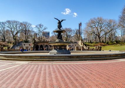 天使雕塑摄影照片_贝塞斯达喷泉与水天使雕塑，纽约中央公园