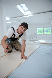安装新层压木地板的专业工人