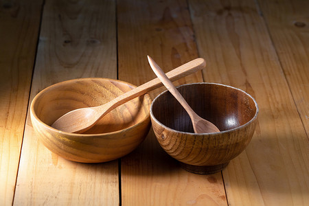 瓷器餐具摄影照片_木质背景上设置的木制餐具
