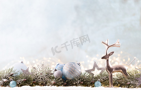 灯串psd摄影照片_蓝色背景上带灯串的圣诞装饰品。