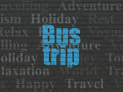 旅游概念：墙壁背景上的巴士旅行