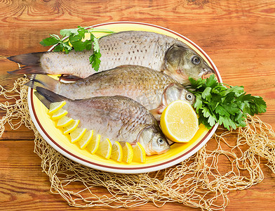 黄河大鲤鱼摄影照片_准备在菜上烹饪的鲤鱼和鲫鱼