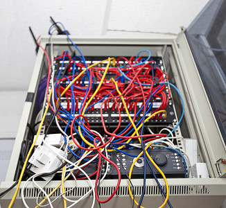 电视台服务器机房里缠结的电线