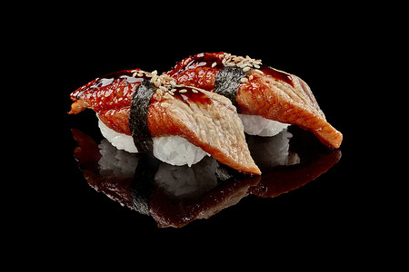 两份握寿司配鳗鱼、鳗鱼酱和芝麻