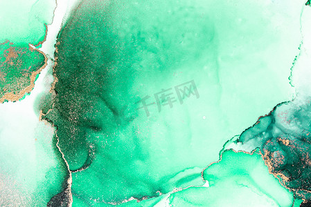 大理石液体水墨艺术画在纸上的绿色金色抽象背景。