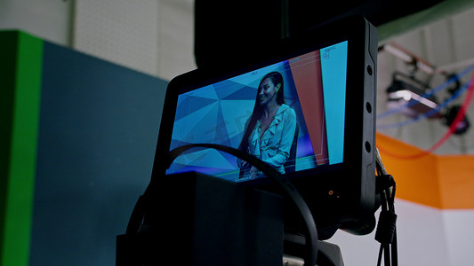 女孩电视主持人正在演播室进行直播，以嘉宾身份与女孩交流。