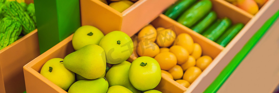 玩具超市中的蔬菜和水果横幅，长格式