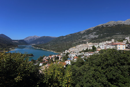 意大利巴雷亚 — 2019年10月12日：巴雷亚湖和山村