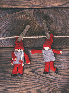 两个木娃娃挂在绳子上