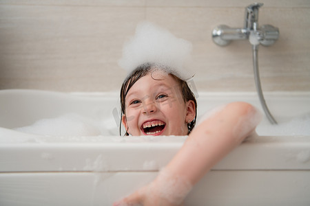 浴缸摄影照片_洗澡玩泡沫的小女孩