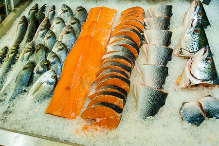 在露天市场或超市的冰上新鲜活鱼。