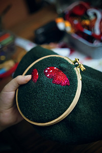 女童手工刺绣蘑菇帽，带箍。