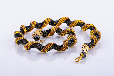 手工制作的黑色和金色珠子小珠手链
