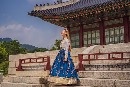 韩服女摄影照片_在景福宫穿着韩服的年轻白人女游客。