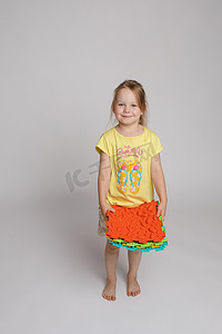 小女孩在玩扁平的橡胶垫。