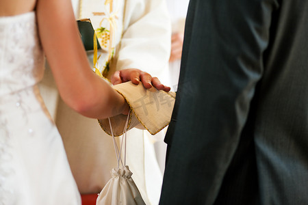 接受牧师祝福的新婚夫妇