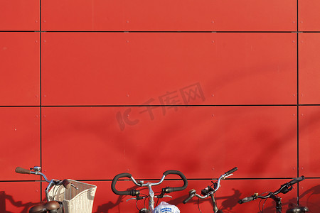 雷克斯自行车摄影照片_红墙，自行车车把