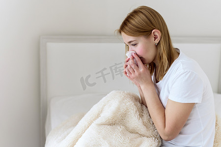 生病的年轻女子患有鼻塞和喉咙痛。