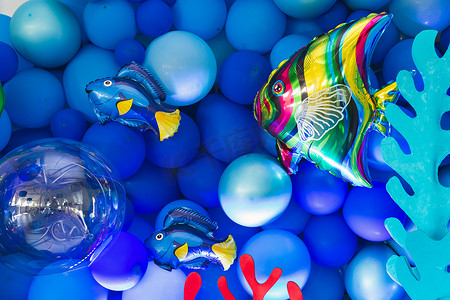 生日拍照区采用海洋风格的气球、鱼和珊瑚装饰