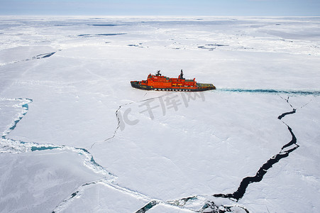 核破冰船在北极水域破冰