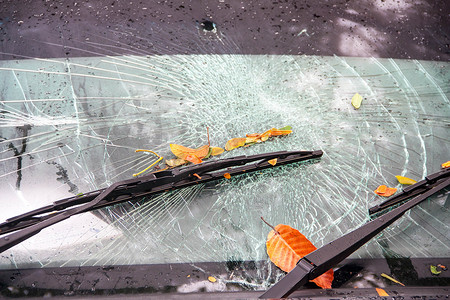 玻璃破碎摄影照片_车祸中挡风玻璃破碎