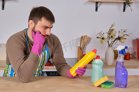 饲养员摄影照片_小伙想帮老婆打扫卫生，却不知道洗洁精怎么办