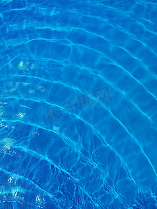 从上面看游泳池的蓝色波纹水