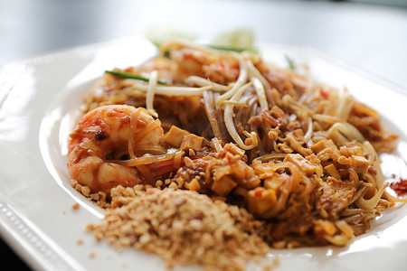 豆腐摄影照片_泰国菜垫泰式虾炒面