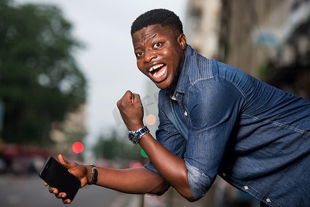 年轻的非洲人，快乐的画像。