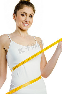 测量腰部的苗条女人