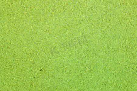 混凝土墙上淡绿色膏药的抽象背景。