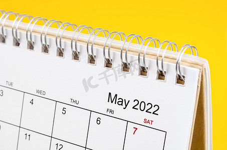 5月份摄影照片_2022 年 5 月黄色背景台历。