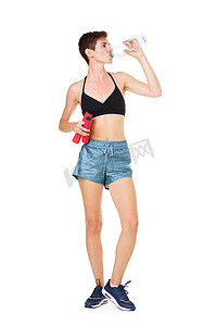 孤立的白色背景上的年轻运动妇女饮用水