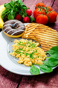 健康早餐炒鸡蛋配韭菜、帕尼尼吐司