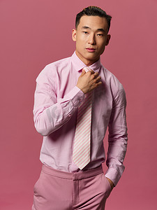 亚洲外观粉色衬衫领带优雅时尚生活方式粉色背景