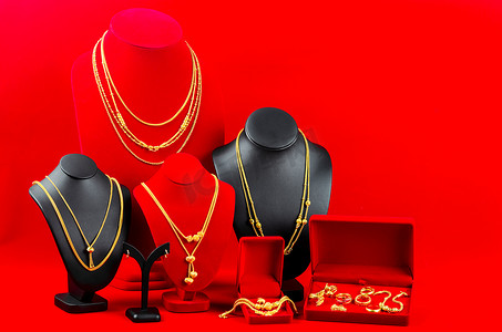 配件和黄金首饰项链展示架，配有金项链。