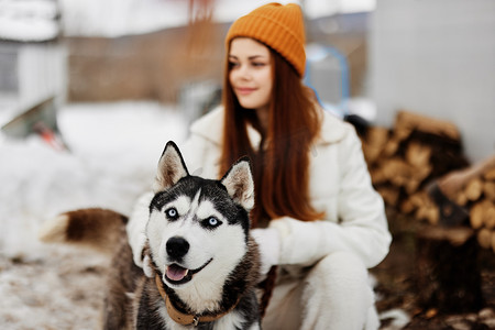 快乐的女人在雪地里散步玩耍休息寒假