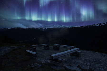 挪威佐通黑门山的一条长凳，有极光