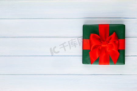 红色节日礼物盒摄影照片_红色背景的圣诞节、节日礼物盒。