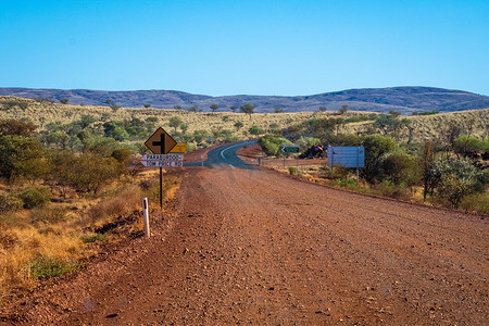 西澳大利亚卡里吉尼国家公园靠近汤姆·普莱斯的碎石路和柏油路之间的边界