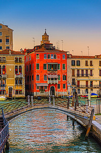巴洛克式建筑摄影照片_威尼斯大运河上横跨狭窄水道的桥梁和巴洛克式建筑宫殿