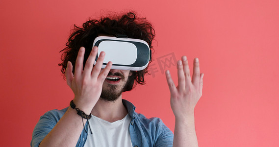 使用虚拟现实 VR 耳机眼镜的年轻人