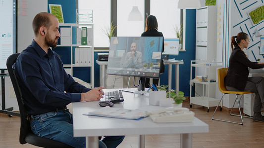 男子使用视频通话在电脑上与经理会面