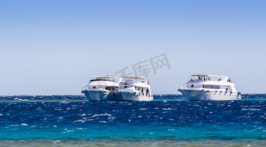 白色游船摄影照片_三艘白色游船在埃及达哈布南西红海