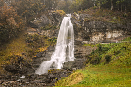 挪威霍达兰郡的斯坦斯达尔斯瀑布 (Steinsdalsfossen)