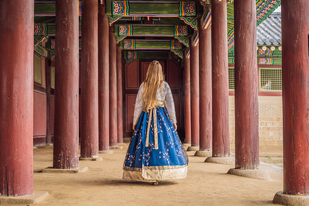 在韩国宫殿穿着韩服的年轻白人女游客。