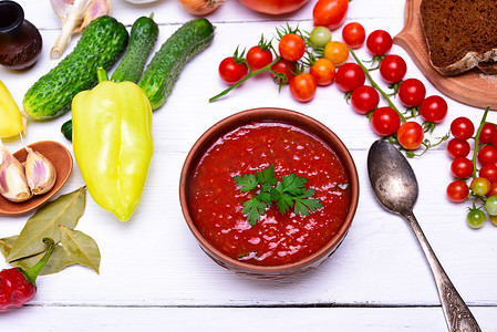 番茄和蔬菜西班牙凉菜汤浓汤